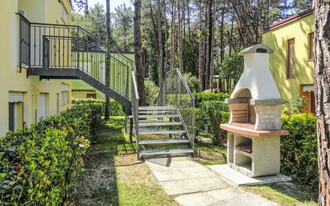 Bibione 752: Pflanze, Gebäude, Eigentum, Botanik, Baum, Vegetation, Grundstueck, Treppe, Haus, Hütte