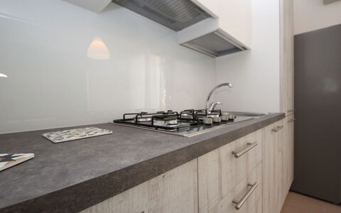 Rosolina Mare 648: Cabinetry, Zapfhahn, Gebäude, Sinken, Countertop, Holz, Spüle, Interior Design, Küche, Herd