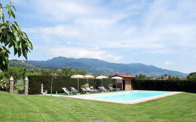 Lucca 657: Wolke, Wasser, Himmel, Pflanze, Gebäude, Schwimmbad, Berg, Natürliche Landschaft, Grundstueck, Gartenmöbel