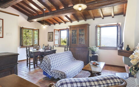 Castelnuovo di Garfagnana 640: Zimmer, Eigentum, Decke, Möbel, Gebäude, Interior Design, Strahl, Wohnzimmer, Zuhause, Haus