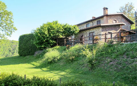 Castelnuovo di Garfagnana 640: Natürliche Landschaft, Haus, Grün, Vegetation, Eigentum, Gras, Grundstueck, Baum, Bauernhaus, Zuhause