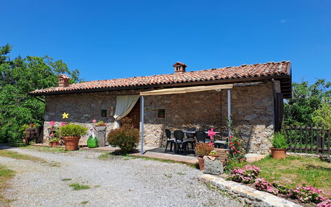 Castelnuovo di Garfagnana 640: Pflanze, Himmel, Gebäude, Fenster, Haus, Grundstueck, Hütte, Nachbarschaft, Wohngebiet, Landschaft