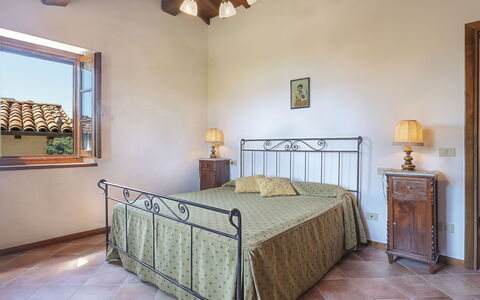 Castelnuovo di Garfagnana 640: Schlafzimmer, Zimmer, Eigentum, Möbel, Bett, Decke, Interior Design, Bettrahmen, Fussboden, Gebäude