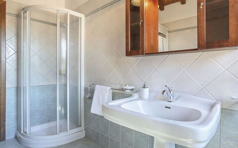 Castelnuovo di Garfagnana 640: Badezimmer, Eigentum, Zimmer, Fliese, Zapfhahn, Armatur, Badewanne, Interior Design, Wand, Die Architektur