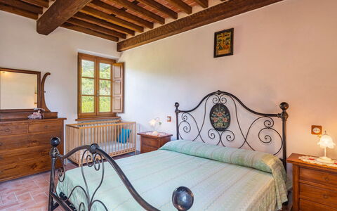 Camaiore 680: Schlafzimmer, Eigentum, Bett, Zimmer, Möbel, Bettrahmen, Gebäude, Bettdecke, Haus, Decke