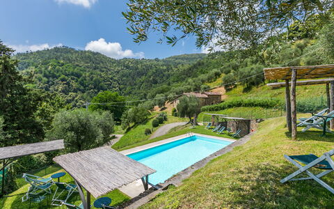 Pescia 626: Wasser, Himmel, Pflanze, Eigentum, Wolke, Schwimmbad, Grün, Natürliche Landschaft, Azurblau, Gebäude