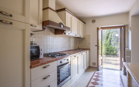 L'Amorosa: Countertop, Cabinetry, Eigentum, Möbel, Küche, Küchengerät, Herd, Gebäude, Holz, Schublade