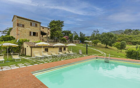 Volterra 647: Wasser, Himmel, Pflanze, Wolke, Eigentum, Gebäude, Schwimmbad, Azurblau, Baum, Fenster