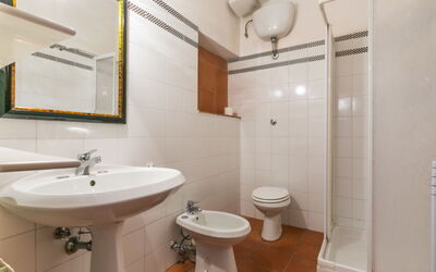 Bardeggiano - Caterina 6 616.3: Spiegel, Armatur, Eigentum, Sinken, Bad Sink, Zapfhahn, Badezimmer, Lila, Interior Design, Die Architektur