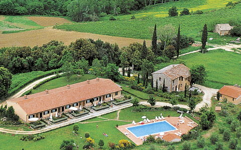 San Gimignano 647: Eigentum, Pflanze, Grün, Grundstueck, Gebäude, Natürliche Landschaft, Urban Design, Gras, Baum, Biome