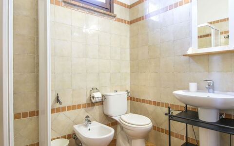 Cecina 609: Badezimmer, Eigentum, Zimmer, Fliese, Toilette, Armatur, Wand, Interior Design, Bad Zubehör, Die Architektur