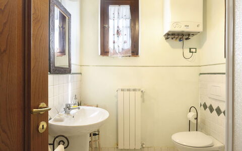Buti 608: Badezimmer, Zimmer, Eigentum, Badezimmerschrank, Armatur, Bad Zubehör, Bad Sink, Toilette, Sinken, Interior Design