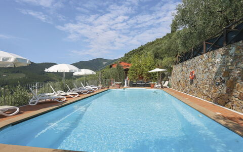 Buti 608: Schwimmbad, Eigentum, Himmel, Freizeit, Urlaub, Resort, Grundeigentum, Haus, Berg, Gebäude