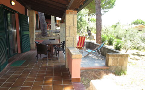 Guardistallo 639: Eigentum, Gebäude, Veranda, Zimmer, Haus, Grundeigentum, Terrasse, Zuhause, Hinterhof, Villa