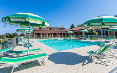 San Vincenzo 631: Wasser, Himmel, Schwimmbad, Pflanze, Gebäude, Regenschirm, Sonnenliege, Azurblau, Gartenmöbel, Schatten