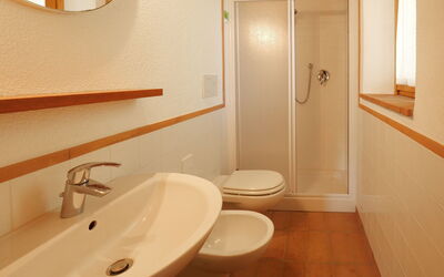 La Valle 609.5: Spiegel, Sinken, Zapfhahn, Armatur, Bad Sink, Eigentum, Fotografieren, Weiss, Interior Design, Badezimmer