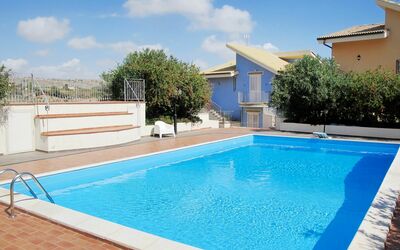 Agrigento 602: Schwimmbad, Eigentum, Grundeigentum, Haus, Zuhause, Gebäude, Wohngebiet, Freizeit, Himmel, Gras