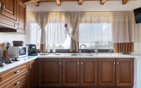 Castagno: Countertop, Cabinetry, Möbel, Eigentum, Spüle, Gebäude, Fenster, Sinken, Holz, Zapfhahn
