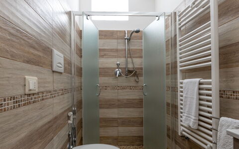 Castagno: Eigentum, Armatur, Beleuchtung, Interior Design, Die Architektur, Holz, Badezimmer, Zapfhahn, Fussboden