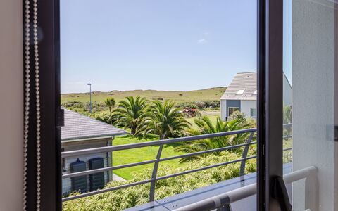 Pirou Beach: Gebäude, Himmel, Pflanze, Fenster, Schatten, Haus, Interior Design, Holz, Hütte