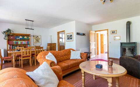 Losentitz: Möbel, Couch, Tabelle, Eigentum, Bilderrahmen, Holz, Orange, Interior Design, Stuhl, Wohnzimmer