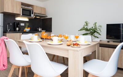 Odalys Collection le Domaine des Pins 611.2: Möbel, Tabelle, Stuhl, Holz, Orange, Geschirr, Küche, Countertop, Essen, Interior Design