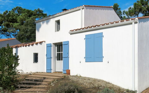 Les Brisans: Eigentum, Haus, Blau, Gebäude, Zuhause, Grundeigentum, Wand, Fassade, Die Architektur, Wohngebiet