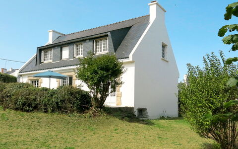 Pen Er Guer: Himmel, Pflanze, Gebäude, Eigentum, Fenster, Haus, Grundstueck, Vegetation, Gras