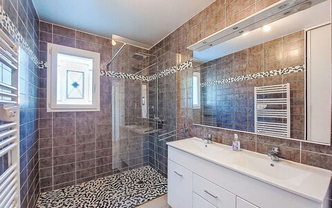 Les Ormes: Badezimmer, Flooring, Interior Design, Armatur, Fussboden, Wand, Fliese, Badezimmerschrank, Decke, Installation