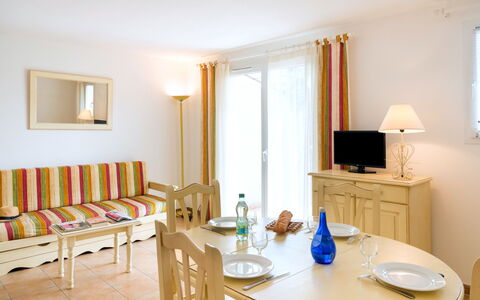 Homps 603: Zimmer, Eigentum, Möbel, Interior Design, Gebäude, Suite, Wohnzimmer, Tabelle, Fussboden, Haus