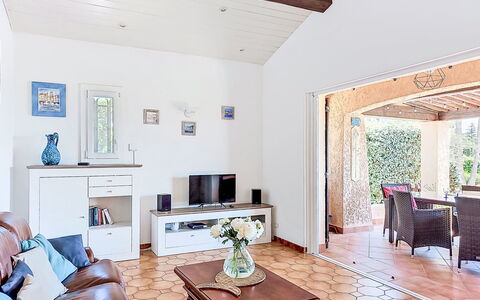 Le Mas D'Olive: Möbel, Interior Design, Flooring, Couch, Fussboden, Decke, Wohnzimmer, Zimmer, Zuhause, Beleuchtung