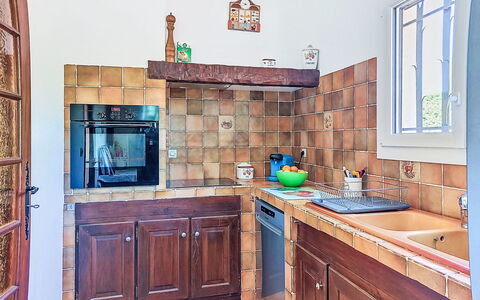 Le Mas D'Olive: Küche, Countertop, Küchengerät, Flooring, Holz, Major Appliance, Interior Design, Cabinetry, Fussboden, Möbel