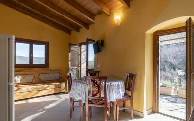 Il Vecchio Mulino 603.4: Möbel, Eigentum, Tabelle, Gebäude, Holz, Fenster, Interior Design, Schublade, Die Architektur, Wohnzimmer