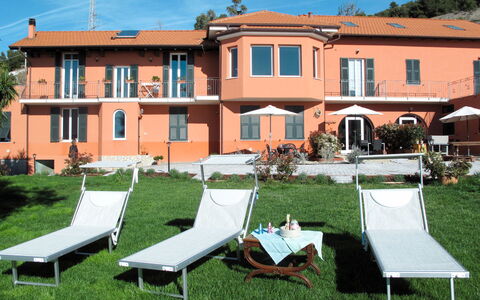 San Lorenzo al Mare 645: Himmel, Eigentum, Gebäude, Pflanze, Fenster, Gartenmöbel, Schatten, Freizeit, Gras, Wohngebiet