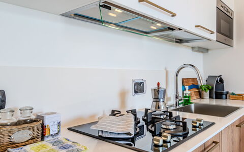 San Vincenzo: Cabinetry, Spüle, Gebäude, Zapfhahn, Countertop, Sinken, Herd, Küchengerät, Küche, Cooktop