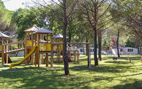 Grado 653: Pflanze, Baum, Schatten, Gras, Spielplatz, Freizeit, Erholung, Tönungen Und Schatten, Stadt, Haus