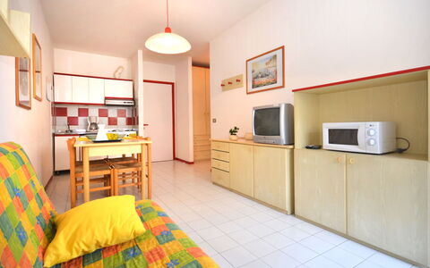 Bibione 660: Zimmer, Möbel, Eigentum, Interior Design, Gebäude, Bett, Gelb, Schlafzimmer, Fussboden, Haus