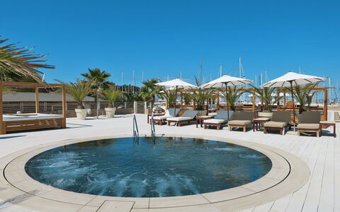 La Marina: Schwimmbad, Resort, Eigentum, Urlaub, \Stadt, Grundeigentum, Ferienort, Freizeit, Gebäude, Hotel