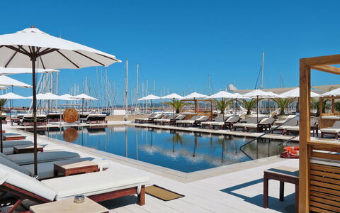 La Marina: Schwimmbad, Resort, Eigentum, Gebäude, Yachthafen, Sonnenliege, Möbel, Urlaub, Grundeigentum, Freizeit