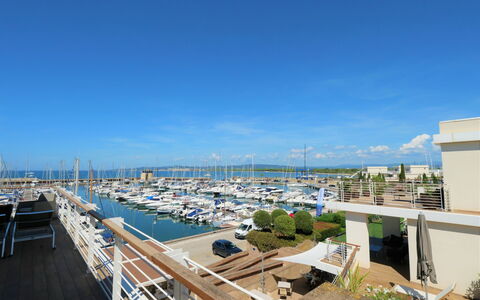 La Marina: Himmel, Gebäude, Wasser, Wolke, Watercraft, Pflanze, Urban Design, Boot, Dock, Stadt