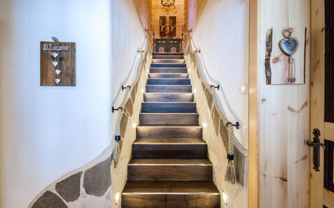 Forstau 601: Treppe, Eigentum, Gebäude, Wand, Zimmer, Fussboden, Haus, Interior Design, Holz, Decke