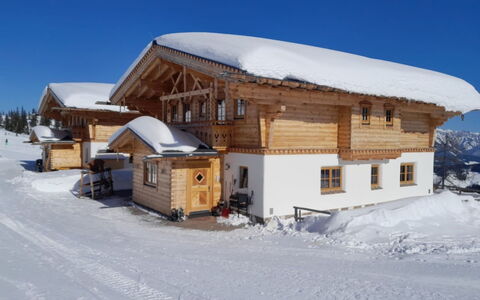 Forstau 601: Schnee, Himmel, Fenster, Haus, Baum, Steigung, Gebäude, Hütte, Holz, Grundeigentum