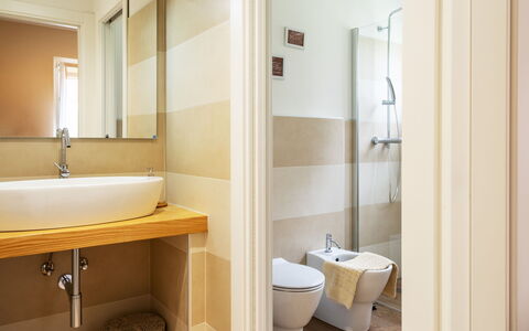 Di Pipot: Badezimmer, Zimmer, Eigentum, Interior Design, Armatur, Wand, Die Architektur, Gebäude, Fliese, Zapfhahn