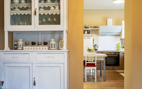 Di Pipot: Zimmer, Möbel, Küche, Cabinetry, Eigentum, Interior Design, Countertop, Gelb, Regal, Gebäude