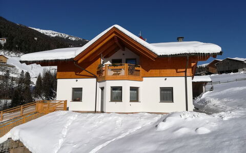 Sarentino 602: Himmel, Schnee, Gebäude, Fenster, Steigung, Baum, Berg, Haus, Hütte, Einfrieren