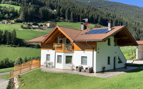 Sarentino 602: Pflanze, Gebäude, Eigentum, Himmel, Fenster, Baum, Grün, Haus, Natürliche Landschaft, Grundstueck