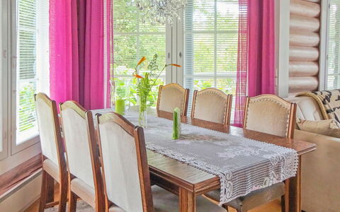 Käpälysmökki: Interior Design, Möbel, Fensterabdeckung, Textil, Fensterbehandlung, Vorhang, Beleuchtung, Zuhause, Rosa, Fussboden