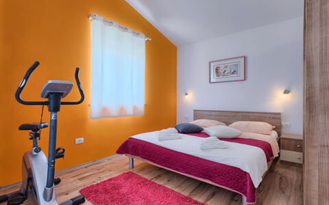 Goldi: Schlafzimmer, Bett, Möbel, Zimmer, Bettdecke, Eigentum, Interior Design, Bettrahmen, Decke, Fussboden