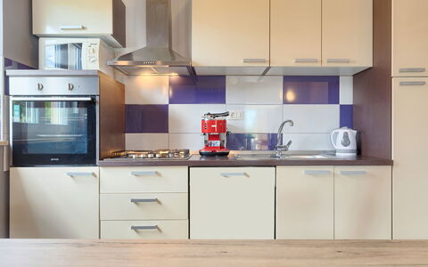 Goldi: Cabinetry, Countertop, Spüle, Zapfhahn, Möbel, Gebäude, Sinken, Herd, Küchengerät, Küche
