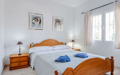 Estrella: Möbel, Bett, Schlafzimmer, Interior Design, Fussboden, Decke, Flooring, Bettdecke, Bedding, Bettrahmen